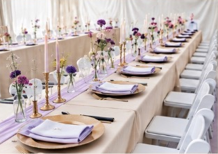 Table et fleurs mauves