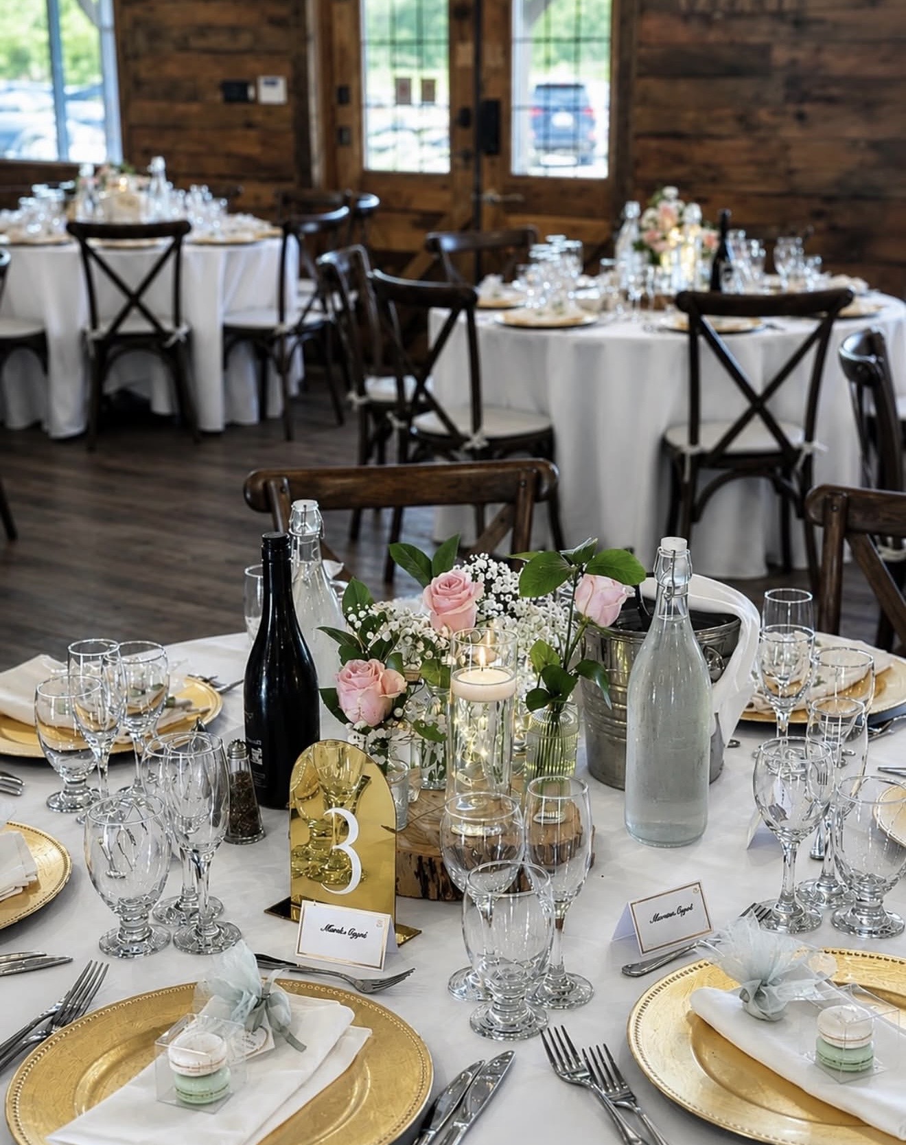 Table de réception fleurie dans une salle rustique
