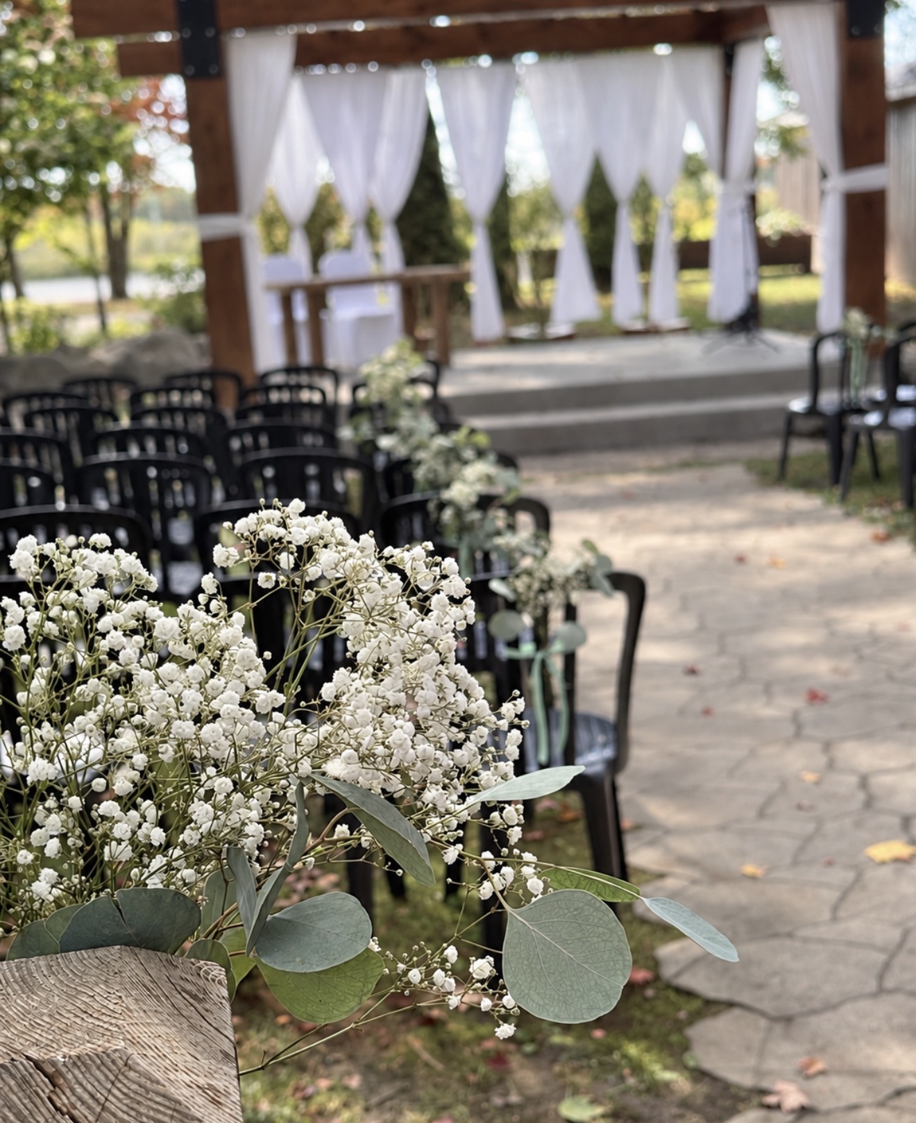 Cérémonie extérieure avec fleurs blanches
